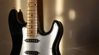 Elektro gitar başlığı kapanıyor. Renk arkaplanı