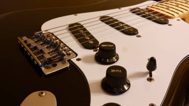 Elektro gitar başlığı kapanıyor. Renk arkaplanı