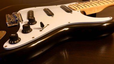 Elektro gitar başlığı kapanıyor. Renk arkaplanı