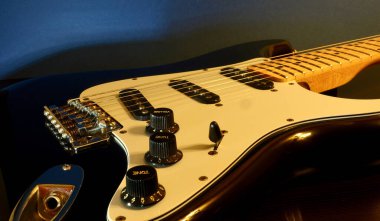 Elektro gitar kapanışı. Mavi arkaplan