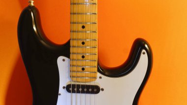Elektro gitar kapanışı. Turuncu arkaplan