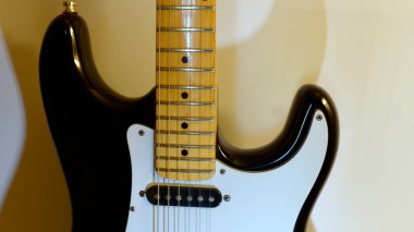 Elektro gitar kapanışı. Beyaz arkaplan