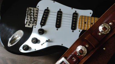 Elektro gitar kapanışı ve gitar kayışı .    