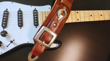 Elektro gitar kapanışı ve gitar kayışı .                                