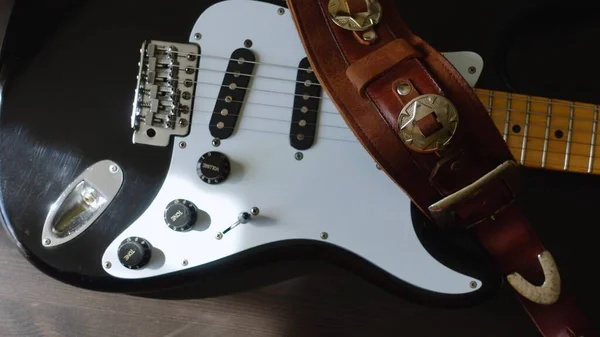 Gitara Elektryczna Zbliżenie Pasek Gitarę — Zdjęcie stockowe