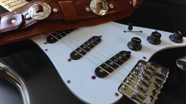 Primer Plano Guitarra Eléctrica Correa Guitarra — Foto de Stock