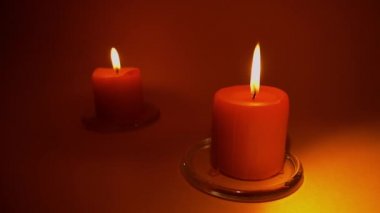 Yanan kırmızı mum. Kırmızı arka plan. Yavaş çekim 50p