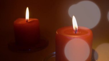 Yanan kırmızı mum. Kırmızı arka plan. Yavaş çekim 100p