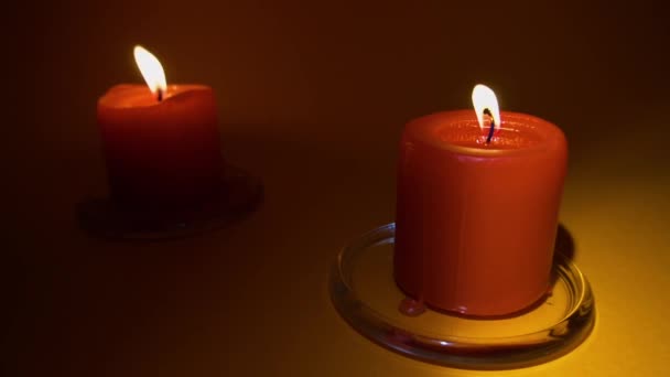 燃烧着红色的蜡烛 红色背景 慢动作100P — 图库视频影像