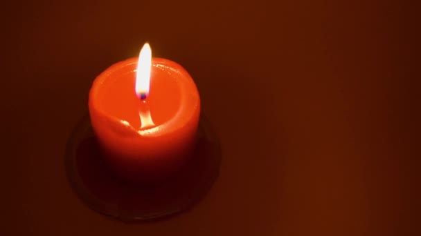 燃烧着红色的蜡烛 红色背景 慢动作100P — 图库视频影像