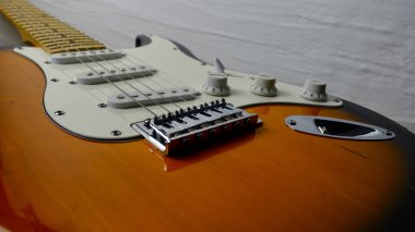 Elektro gitar kapanışı. Kopyalama alanı olan beyaz arkaplan