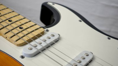 Elektro gitar kapanışı. Kopyalama alanı olan beyaz arkaplan