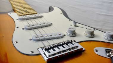 Elektro gitar kapanışı. Kopyalama alanı olan beyaz arkaplan