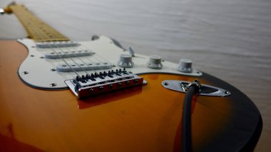 Elektro gitar kapanışı. Kopyalama alanı olan beyaz arkaplan