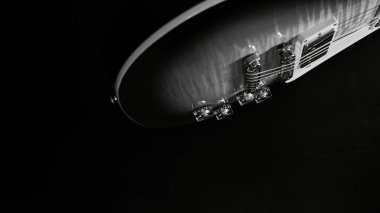 Elektro gitar kapanışı. koyu arkaplan 