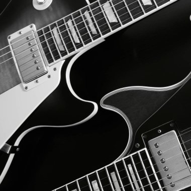 İki Electric gitarı fotokopi alanı olan koyu arkaplanı kapatıyorlar. Siyah ve beyaz 