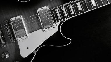 İki Electric gitarı fotokopi alanı olan koyu arkaplanı kapatıyorlar. Siyah ve beyaz 