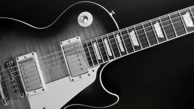 İki Electric gitarı fotokopi alanı olan koyu arkaplanı kapatıyorlar. Siyah ve beyaz 