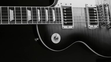 İki Electric gitarı fotokopi alanı olan koyu arkaplanı kapatıyorlar. Siyah ve beyaz 