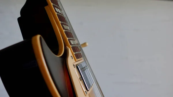 Closeup Guitarra Elétrica Fundo Branco Com Espaço Cópia — Fotografia de Stock