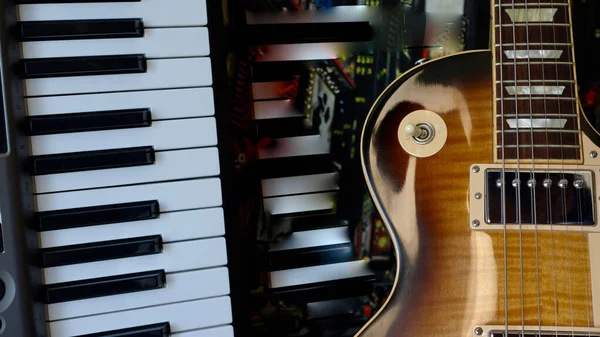 Elektrische Gitaar Piano Keyboards Close Donkere Achtergrond — Stockfoto