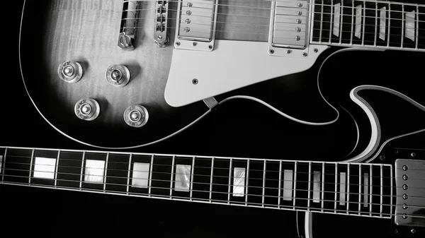 Dwie Gitary Elektryczne Zbliżenie Ciemne Tło — Zdjęcie stockowe