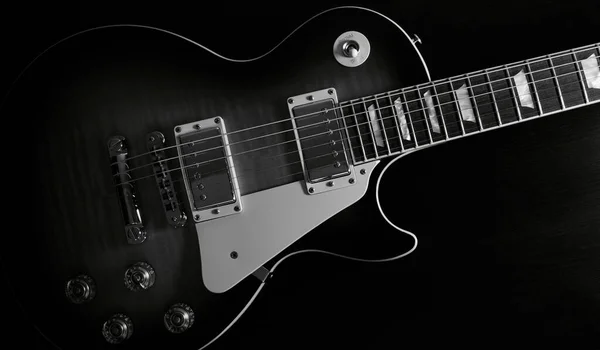 Dwie Gitary Elektryczne Zbliżyć Ciemne Tło Miejsca Kopiowania Czerń Biel — Zdjęcie stockowe