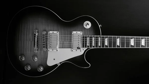 İki Electric gitarı fotokopi alanı olan koyu arkaplanı kapatıyorlar. Siyah ve beyaz 