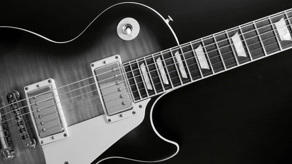 Dos Guitarras Eléctricas Primer Plano Fondo Oscuro Con Espacio Copia —  Fotos de Stock