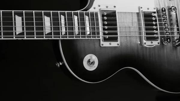 二つのエレクトリックギターは コピースペースと暗い背景を閉じます 黒と白 — ストック写真