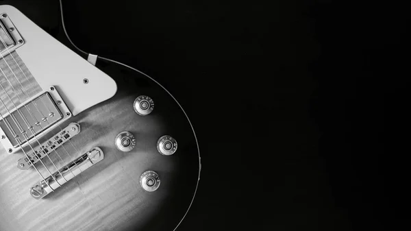 Duas Guitarras Elétricas Fecham Fundo Escuro Com Espaço Cópia Preto — Fotografia de Stock