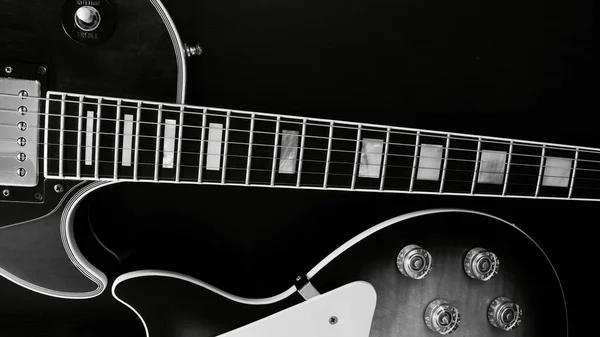 Duas Guitarras Elétricas Fecham Fundo Escuro Com Espaço Cópia Preto — Fotografia de Stock