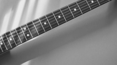 Klasik elektro gitar kapanışı. Işık ve gölge uzayı kopyalayın. Siyah ve beyaz   