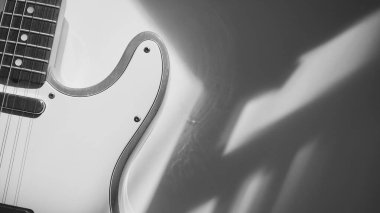 Klasik elektro gitar kapanışı. Işık ve gölge uzayı kopyalayın. Siyah ve beyaz   