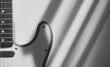 Klasik elektro gitar kapanışı. Işık ve gölge uzayı kopyalayın. Siyah ve beyaz   