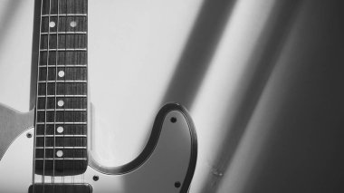 Klasik elektro gitar kapanışı. Uzayı kopyala siyah ve beyaz                              