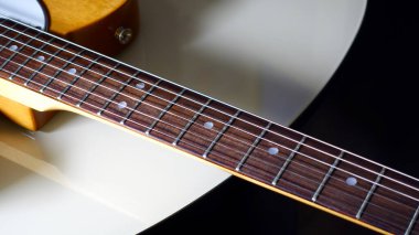 Elektro gitar kapanışı. Uzayı kopyala Koyu arkaplan