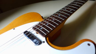 Elektro gitar kapanışı. Uzayı kopyala Koyu arkaplan