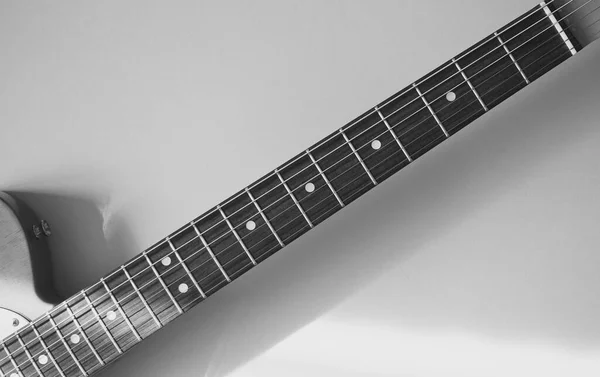 ヴィンテージ エレクトリック ギター クローズアップ コピースペース 黒と白 — ストック写真