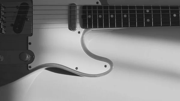 Klasik elektro gitar kapanışı. Uzayı kopyala siyah ve beyaz 
