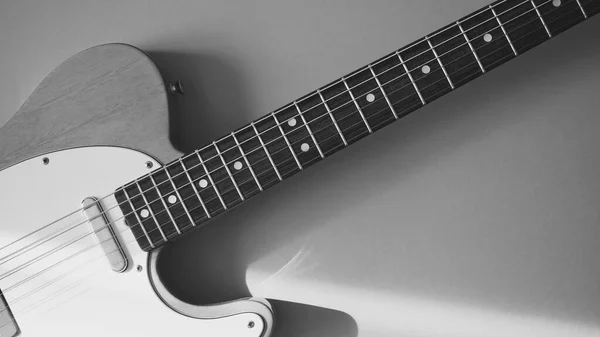 ヴィンテージ エレクトリック ギター クローズアップ コピースペース 黒と白 — ストック写真