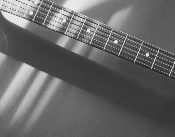 Vintage Closeup Guitarra Elétrica Luz Sombra Copiar Espaço Preto Branco — Fotografia de Stock