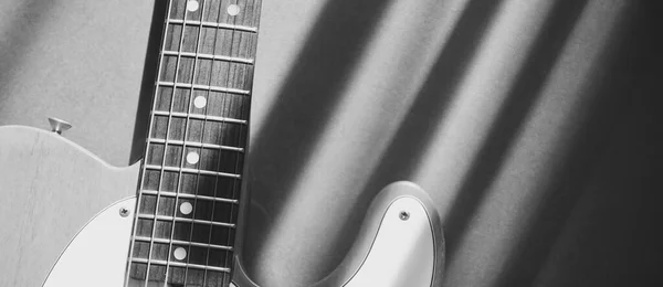 Vintage Closeup Guitarra Elétrica Luz Sombra Copiar Espaço Preto Branco — Fotografia de Stock