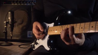 Gitarist stüdyoda elektro gitar çalıyor. Yavaş çekim 100p