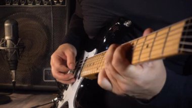 Gitarist stüdyoda elektro gitar çalıyor. Yavaş çekim 50p