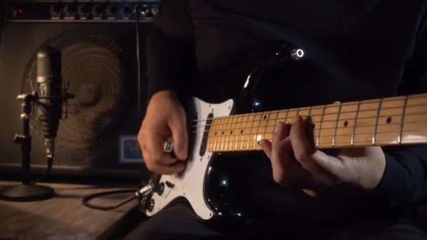 Guitarrista Toca Guitarra Eléctrica Estudio Grabación Cámara Lenta 50P — Vídeo de stock