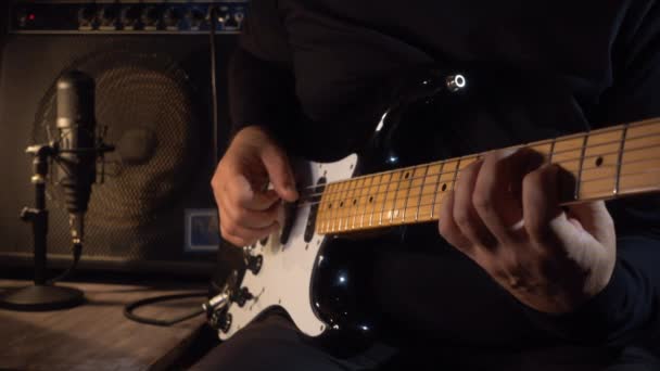 Guitarrista Toca Guitarra Eléctrica Estudio Grabación Cámara Lenta 50P — Vídeo de stock