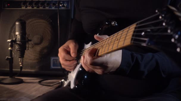 ギタリストはスタジオでエレキギターを演奏する スローモーション50P — ストック動画