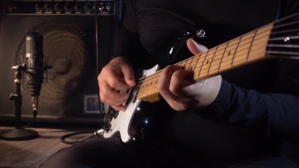 Guitarist Παίζει Ηλεκτρική Κιθάρα Στο Στούντιο Στο Δίσκο — Αρχείο Βίντεο