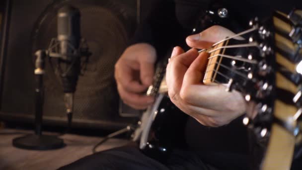 Гитарист Играет Электрогитаре Студии Медленное Движение 50P — стоковое видео